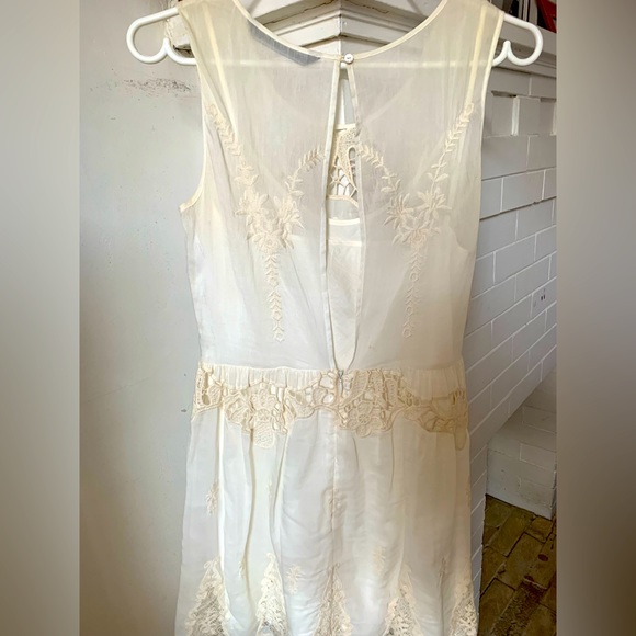 Cream lace dress - Picture 4 of 6